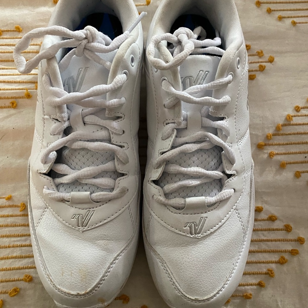 Wilson Cheer shoes (fits small) white